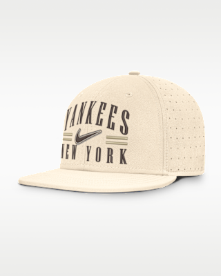 New York Yankees True Men's Nike AeroBill MLB Fitted Hat. Nike.com